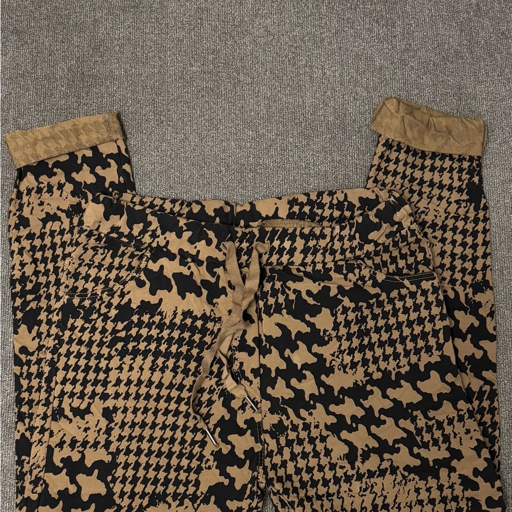 Black and Tan Houndstooth Italian joggers. Size Large
